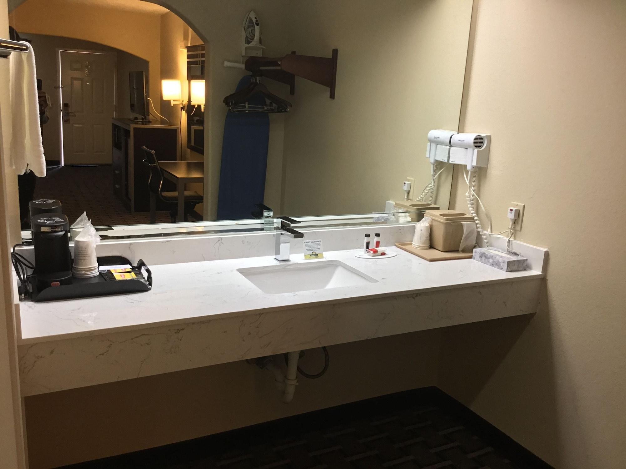 Days Inn & Suites By Wyndham Houston North - Spring Buitenkant foto