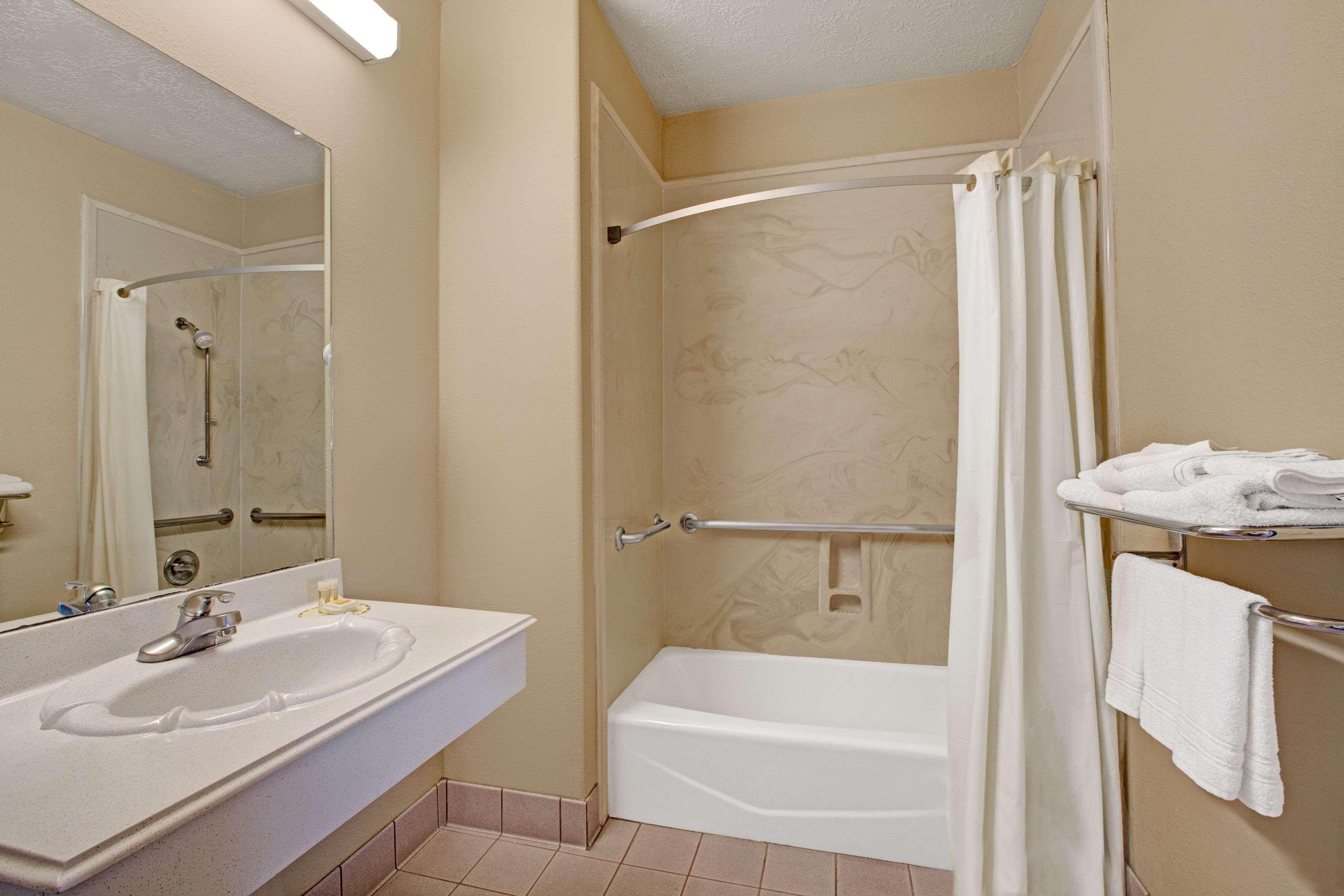 Days Inn & Suites By Wyndham Houston North - Spring Buitenkant foto