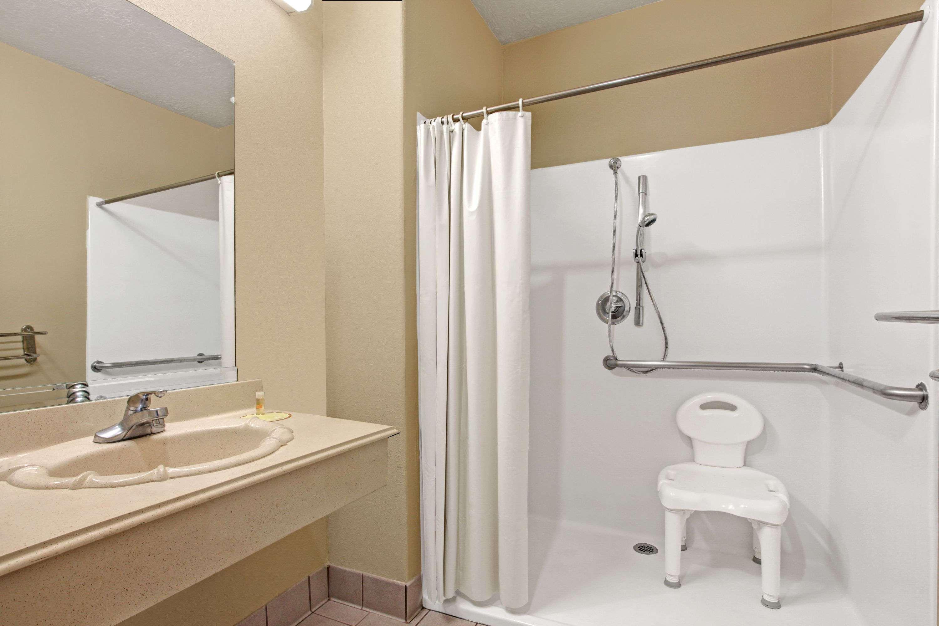 Days Inn & Suites By Wyndham Houston North - Spring Buitenkant foto