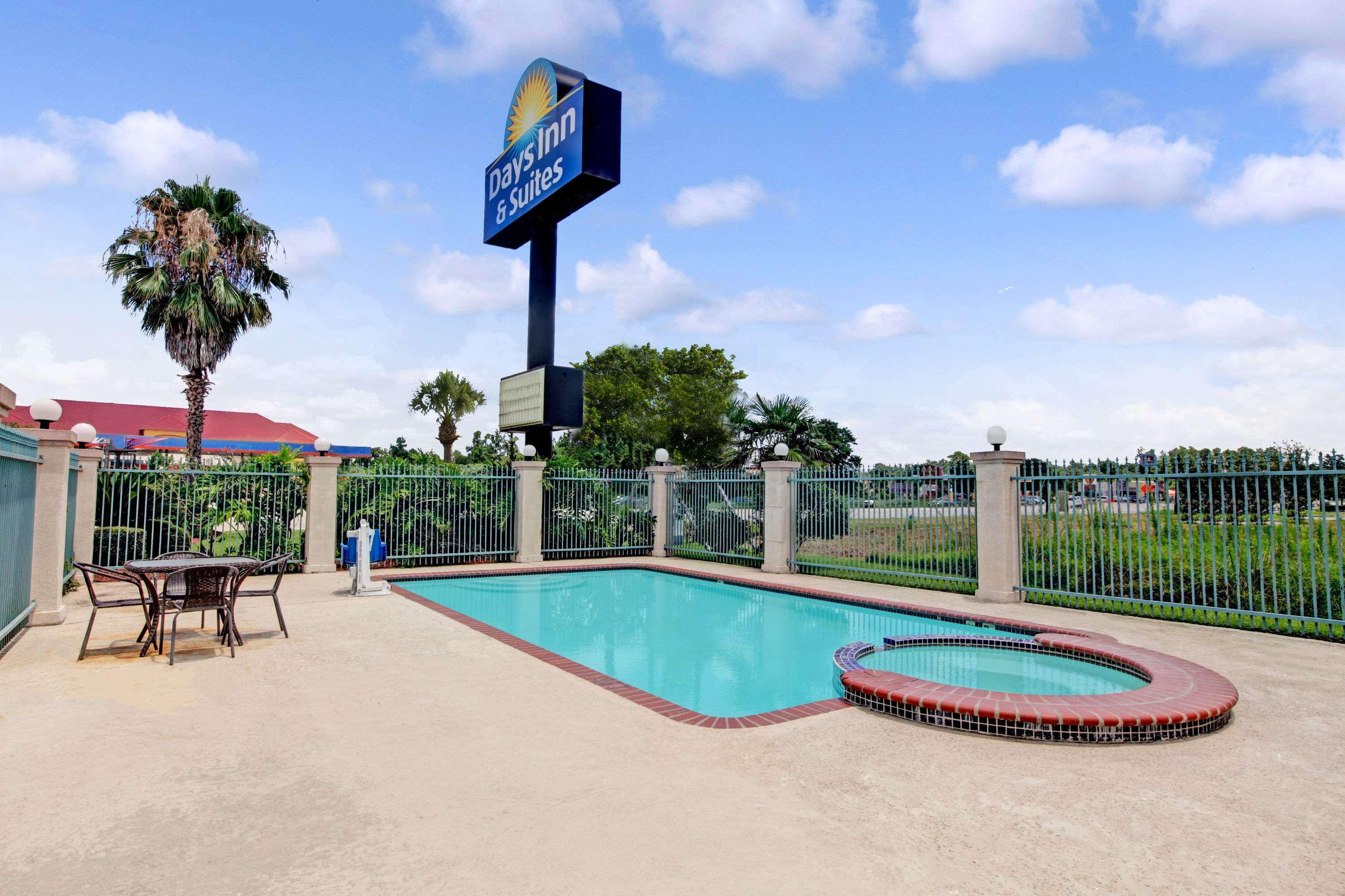 Days Inn & Suites By Wyndham Houston North - Spring Buitenkant foto