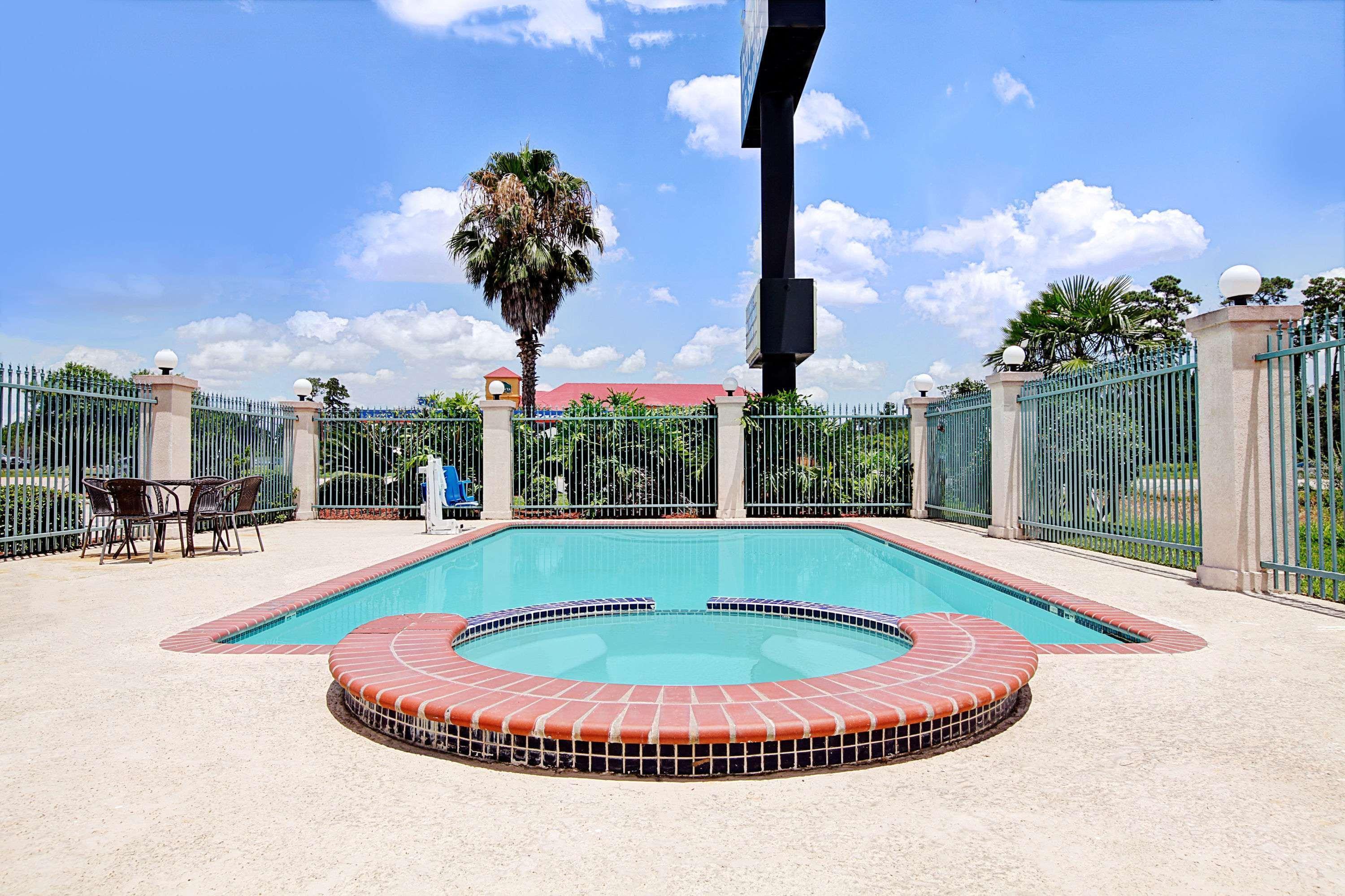 Days Inn & Suites By Wyndham Houston North - Spring Buitenkant foto